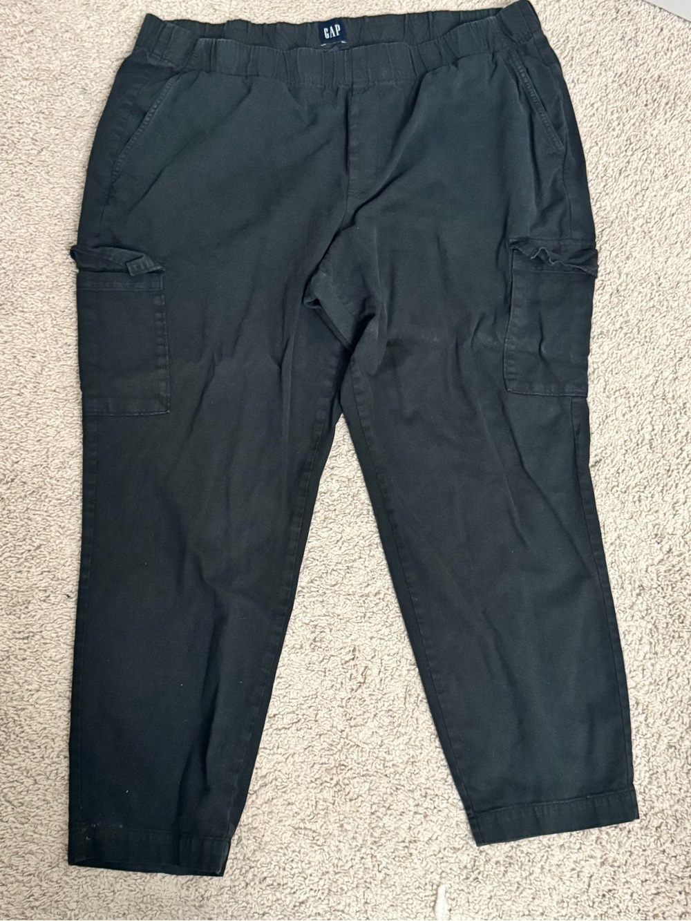 GAP woman’s Black Cargo Jogger Pants - Comfortable Everyday Wear